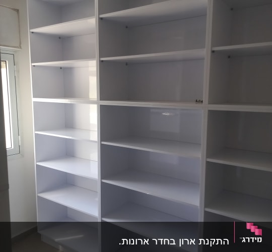 מערכת מדפים ותאים פתוחים בגימור לבן מעבודת נגרות